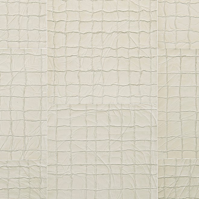 Lichtgrijze wandbekleding met een textuur en patroon dat doet denken aan fijn leer met een rasterstructuur, uit de Arte Kharga collectie in de kleur Dove Grey.