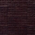 Donkerbruin wandpaneel met een glanzende, reptielachtige lederstructuur uit de Arte Kharga Tenere-collectie.