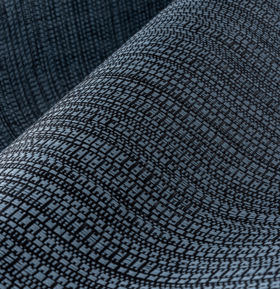 Detailopname van het Arte Koumbala 22064 behang met een donker geometrisch patroon in reliëf.