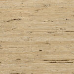 Beige Arte Kudzu behang met een natuurlijke, horizontale vezelstructuur en subtiele donkere accenten.