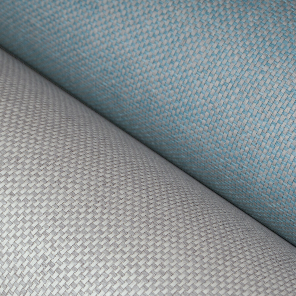 Detailopname van twee rollen geweven Arte Ligna Scope wandbekleding in grijs en blauw.