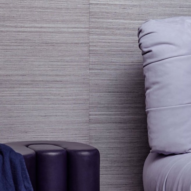 Grijze Arte Line 80703B steel wandbekleding met modern meubilair op de voorgrond.