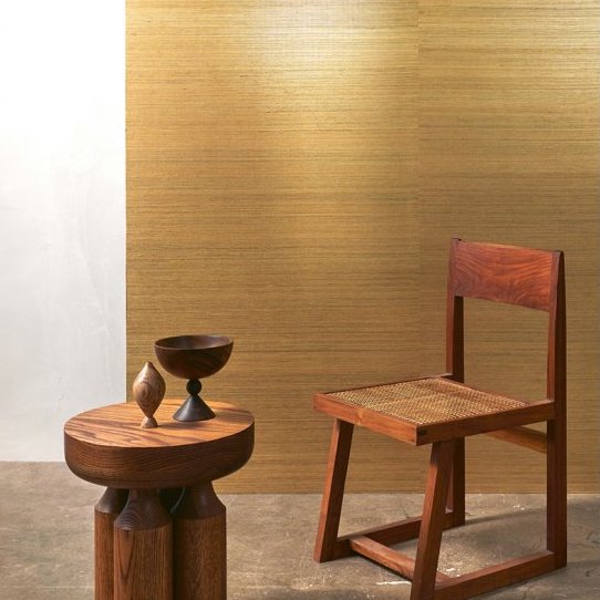 Houten stoel en bijzettafel met decoratieve objecten voor beige Arte Line behang (80700B).