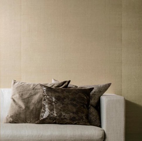 Lichte bank met glanzende en stoffen kussens tegen beige Arte Line behang 80700B.