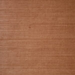 Close-up van Arte Line 72742 behang met een geweven textuur in een warme, koperbruine tint.