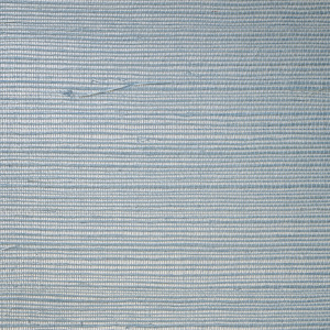 Lichtblauw behang met fijne horizontale lijnen uit de Arte Line 72747 collectie.