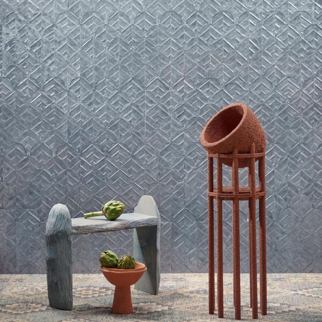 Decoratieve opstelling met een blauwe Arte Luster Abalone 70323 wandbekleding, kunstzinnige meubels en artisjokken.