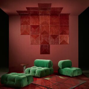 Groene loungefauteuils en een glazen salontafel in een modern interieur met rode Arte Luster Cornice 7033 wandbekleding.