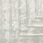 Glanzend Arte Luster Cornice 70330 behang met een geometrisch reliëfpatroon in parelmoerachtige tinten.