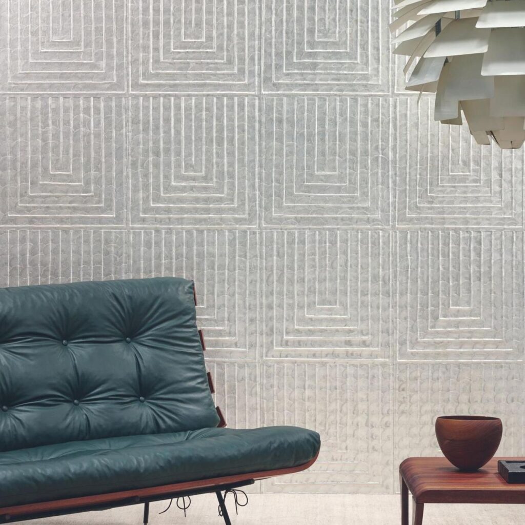 Stijlvolle interieursetting met Arte Luster Cornice 70330 wandbekleding, een designstoel en houten bijzettafel.