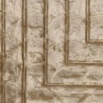 Structuurrijk behang met een metallic glans en geometrisch patroon uit de Arte Luster Cornice 70332 collectie.