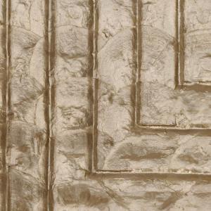 Structuurrijk behang met een metallic glans en geometrisch patroon uit de Arte Luster Cornice 70332 collectie.