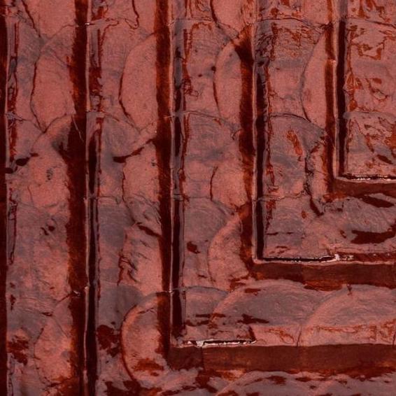 Detailopname van de glanzende rode textuur en reliëfstructuur van de Arte Luster Cornice 70333 Garnet wandbekleding.