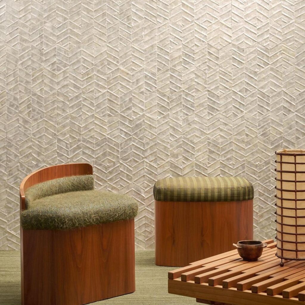 Moderne interieursetting met Arte Luster Lucea 70311-muurbekleding, houten meubels en decoratieve verlichting.
