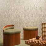 Moderne interieursetting met Arte Luster Lucea 70311-muurbekleding, houten meubels en decoratieve verlichting.