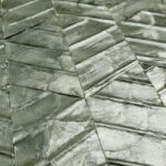 Detail van het Arte Luster Lucea 70312 behang met een glanzend, geometrisch patroon in metallic groene tinten.