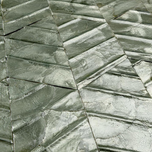 Detail van het Arte Luster Lucea 70312 behang met een glanzend, geometrisch patroon in metallic groene tinten.