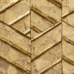 Goudkleurig Arte Luster Lucea 70313 behang met een reliëfpatroon van diagonale lijnen en glanzende textuur.