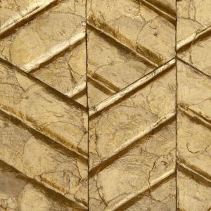 Goudkleurig Arte Luster Lucea 70313 behang met een reliëfpatroon van diagonale lijnen en glanzende textuur.