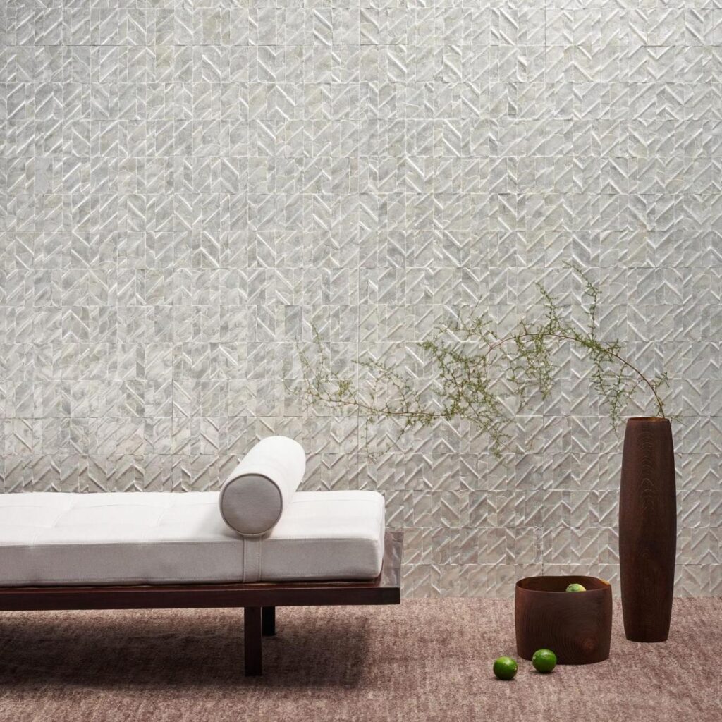 Minimalistisch interieur met een witte loungebank en decoratieve Arte Luster Perula 70300 wandbekleding op de achtergrond.