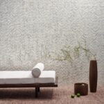 Minimalistisch interieur met een witte loungebank en decoratieve Arte Luster Perula 70300 wandbekleding op de achtergrond.