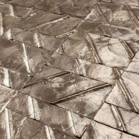 Detailopname van de Arte Luster Perula 70302 wandbekleding met een glanzende, gevouwen structuur in een metallic bronskleur.