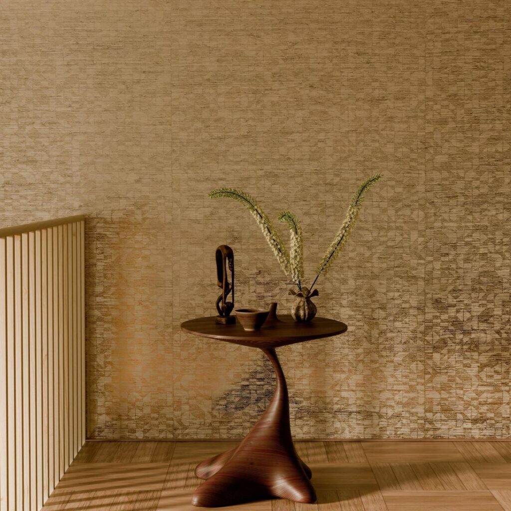 Organisch vormgegeven houten bijzettafel met decoratieve objecten en bloemen tegen een beige Arte Marquesa Cyperus wandbekleding.