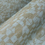 Detail van de Arte Marquesa Cyperus 31733 wandbekleding met een geometrisch en botanisch patroon in groen- en blauwtinten.