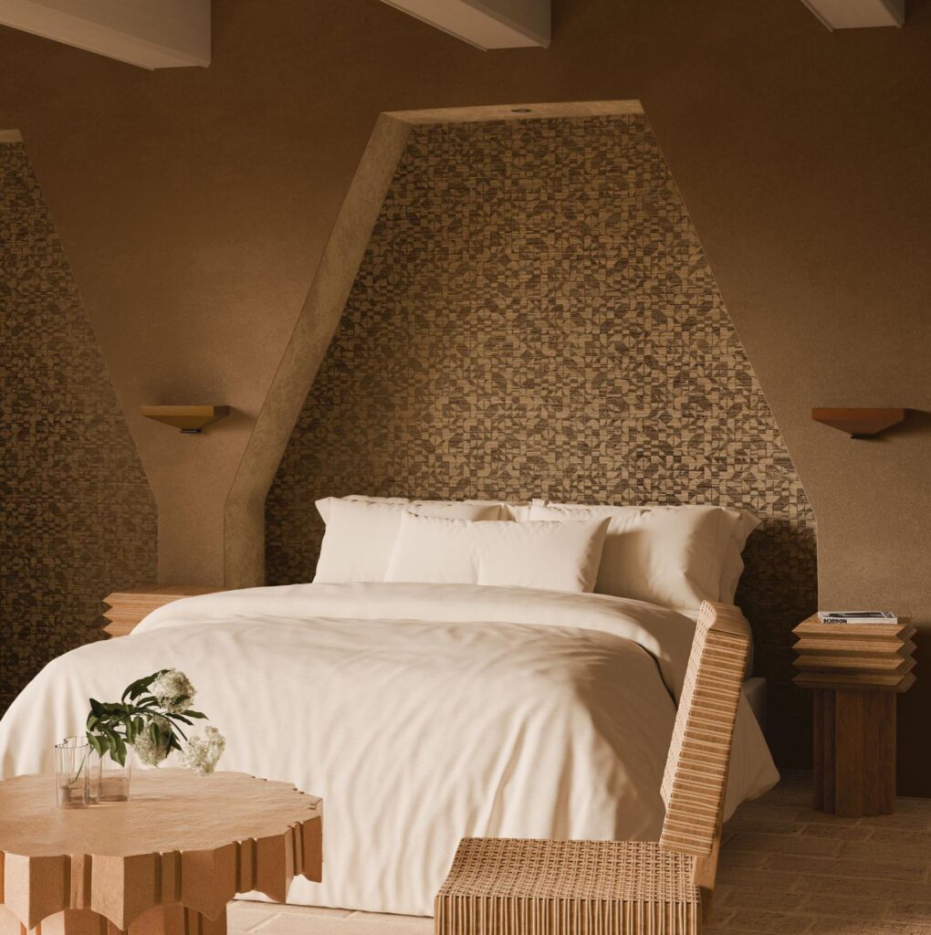 Sfeervolle slaapkamer met een Arte Marquesa Cyperus 31734-motief op de achterwand en neutraal gekleurde, moderne meubels.