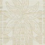Beige behang met een gestileerd tropisch bloemmotief en geometrische patronen uit de Arte Marquesa Fenua 31700 collectie van Buningh.