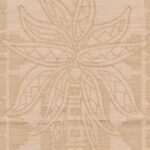 Beige behang met een ingeweven, symmetrisch patroon van een gestileerde bloem in etnische stijl uit de Arte Marquesa Fenua collectie.