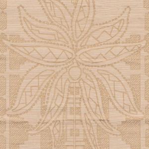 Beige behang met een ingeweven, symmetrisch patroon van een gestileerde bloem in etnische stijl uit de Arte Marquesa Fenua collectie.