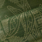 Groen textiel met een decoratief, etnisch geïnspireerd patroon uit de Arte Marquesa Fenua 31702 Silver Pine collectie.