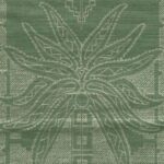 Groen wandbekledingspatroon met een gestileerde palmboom in de kleur Silver Pine uit de Arte Marquesa Fenua collectie.