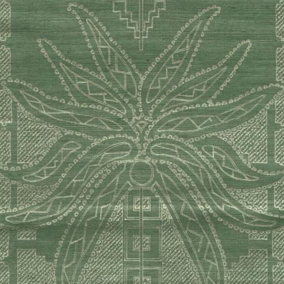 Groen wandbekledingspatroon met een gestileerde palmboom in de kleur Silver Pine uit de Arte Marquesa Fenua collectie.