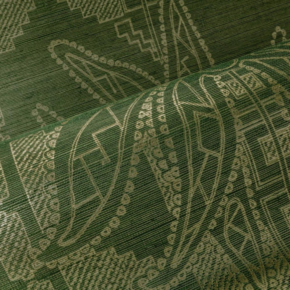 Groen textiel met een decoratief, etnisch geïnspireerd patroon uit de Arte Marquesa Fenua 31702 Silver Pine collectie.
