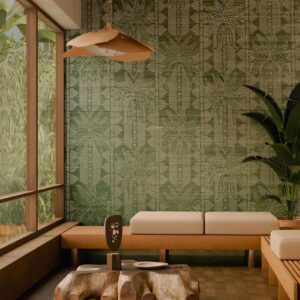 Sfeervolle zithoek met een groene Arte Marquesa Fenua wandbekleding met tropisch motief.