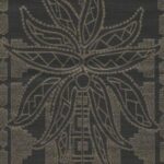 Donkerbruin Arte Marquesa Fenua 31703 behang met een decoratief, tribaal geïnspireerd palmbladpatroon.