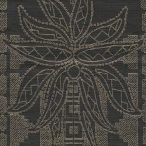 Donkerbruin Arte Marquesa Fenua 31703 behang met een decoratief, tribaal geïnspireerd palmbladpatroon.