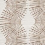 Textielpatroon Arte Marquesa Miro 31740 in tinted white met symmetrisch, straalvormig ontwerp in beige- en bruintinten.