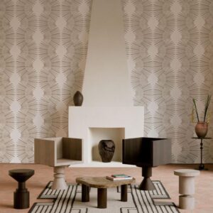 Sfeervolle interieursetting met Arte Marquesa Miro 31740 behang, moderne meubelen en een decoratieve open haard.