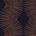 Donkerblauwe stof met een symmetrisch patroon van waaiervormige lijnen in koper-, rood- en goudtinten, afkomstig uit de Arte Marquesa Miro Midnight collectie.