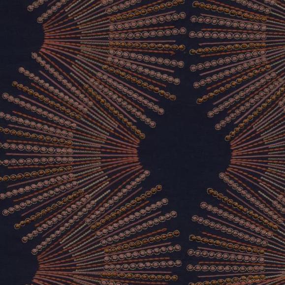 Donkerblauwe stof met een symmetrisch patroon van waaiervormige lijnen in koper-, rood- en goudtinten, afkomstig uit de Arte Marquesa Miro Midnight collectie.