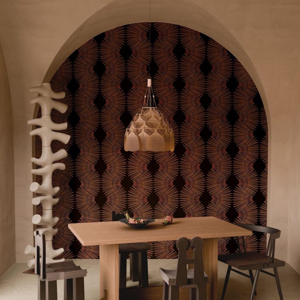Interieur met een Arte Marquesa Miro 31741 behang in donkere tinten, houten eettafel, designstoelen en een decoratieve hanglamp.