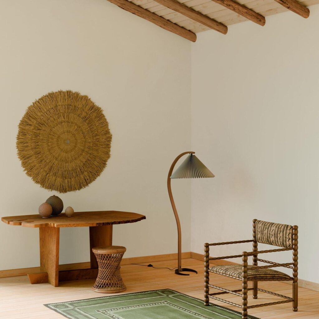 Sfeervolle interieurhoek met de Arte Marquesa Noble 31750 wandbekleding, houten meubelen en natuurlijke accenten.