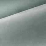 Detail van de stof Arte Marquesa Noble 31751 in een zachte, grijsgroene kleur met fluweelachtig oppervlak.