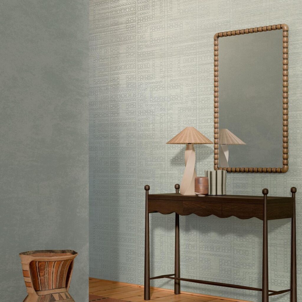 Sfeervolle interieurhoek met de Arte Marquesa Taio 31711 wandbekleding, een houten tafel met decoratieve items en een spiegel met houten kralenrand.