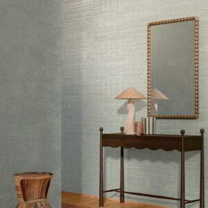 Sfeervolle interieurhoek met de Arte Marquesa Taio 31711 wandbekleding, een houten tafel met decoratieve items en een spiegel met houten kralenrand.