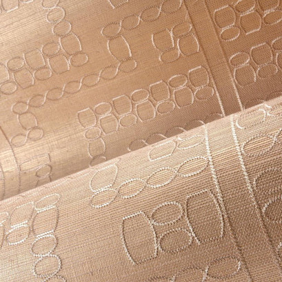 Detail van de Arte Marquesa Taio 31714 stof met een ingeweven geometrisch patroon in beige tinten.