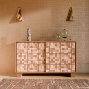Houten dressoir met geometrisch mozaïekpatroon in een warme, moderne interieursetting met Arte Marquesa Taio 31714 wandbekleding.